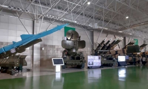 پدافند هوایی HQ۲ 300x181 - رونمایی از پهپادها و تسلیحات سپاه در پارک ملی هوافضا